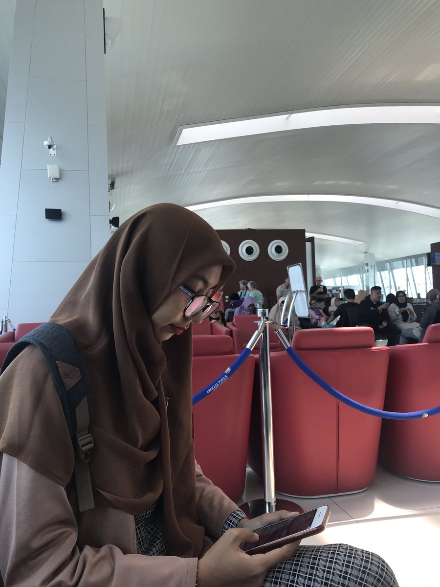 dsuperboy's tweet photo. Sebelum menikah, saat saya memintanya jadi istri, dia bertanya; nanti setelah menikah aku boleh lanjut S2 di pulau jawa?

Aku mengiyakan. Tentu saja. Menikah tidak seharusnya menghambat impiannya.

Selepas minggu ini dia akan mulai belajar untuk S2 di Jogja. Semoga lancar! https://t.co/ZsuZbbmhU1