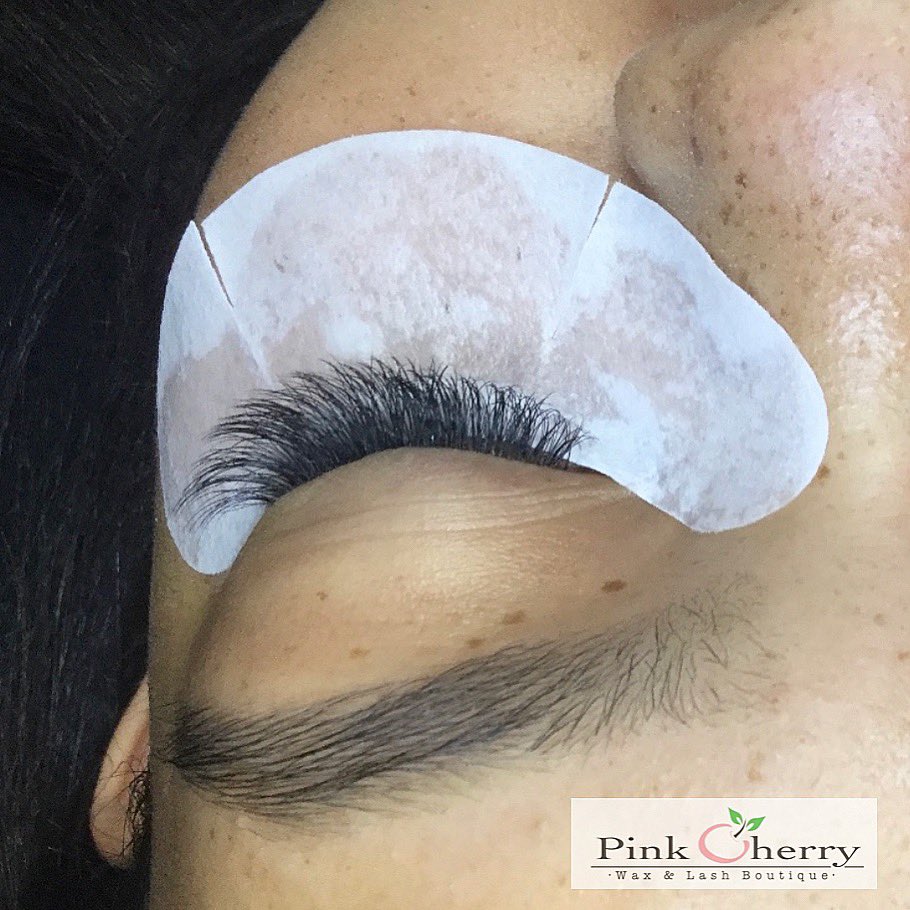 PinkCherryWax's tweet photo. Fluffy and Full ❤️
.
.
.
.
Custom Kitten eye
c-curl 8-12 .15 &amp;.07
with @borboletabeauty lashes
60% volume, 40% classic.
Glue: Ultimate Adhesive 
refreshed every 30 minutes. .
#pinkcherrywax #waxingsalon #lashstudio #eyelashes #lashing #lashlife #fullandfluffy https://t.co/rKkPE6HpnD