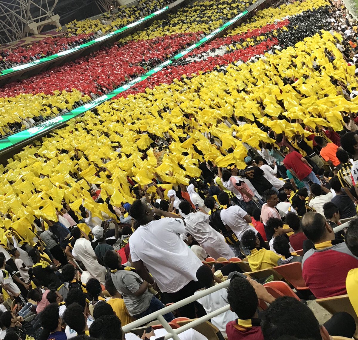 #قاطعوا_مدرج_الاتحاد

والله تبطون أقاطع مدرج العشق 🖤💛
لو يلعب بطلاب المتوسط