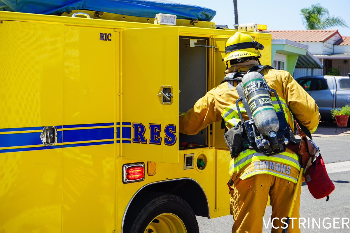 VCStringer's tweet photo. PHOTOS (8/28/19)- Structure fire at the Four Hundred Mobile Estates in Santa Paula. One dog was rescued from the structure. More info on my Facebook & Instagram pages. #SantaPaula #VenturaCountyFire #VCFD #SantaPaulaPolice #SantaPaulaPD #VenturaCityFire #VenturaCounty #VCStringer https://t.co/utTh0UTw8l