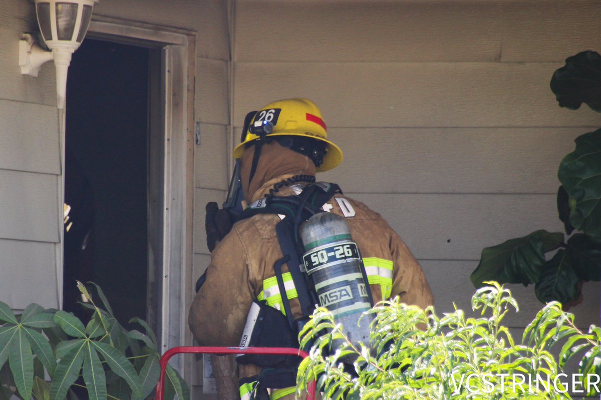 VCStringer's tweet photo. PHOTOS (8/28/19)- Structure fire at the Four Hundred Mobile Estates in Santa Paula. One dog was rescued from the structure. More info on my Facebook & Instagram pages. #SantaPaula #VenturaCountyFire #VCFD #SantaPaulaPolice #SantaPaulaPD #VenturaCityFire #VenturaCounty #VCStringer https://t.co/utTh0UTw8l