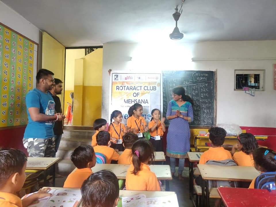 RACMehsana's tweet photo. Date: 09-08-2019
 STATIONERY KITS DISTRIBUTION to the kids at K.K.Vidyalay, Mehsana under District 3054 project "VIDYAARAMBH".
#Rotary
#Rotaract3054 https://t.co/wfsQ6V2YpL