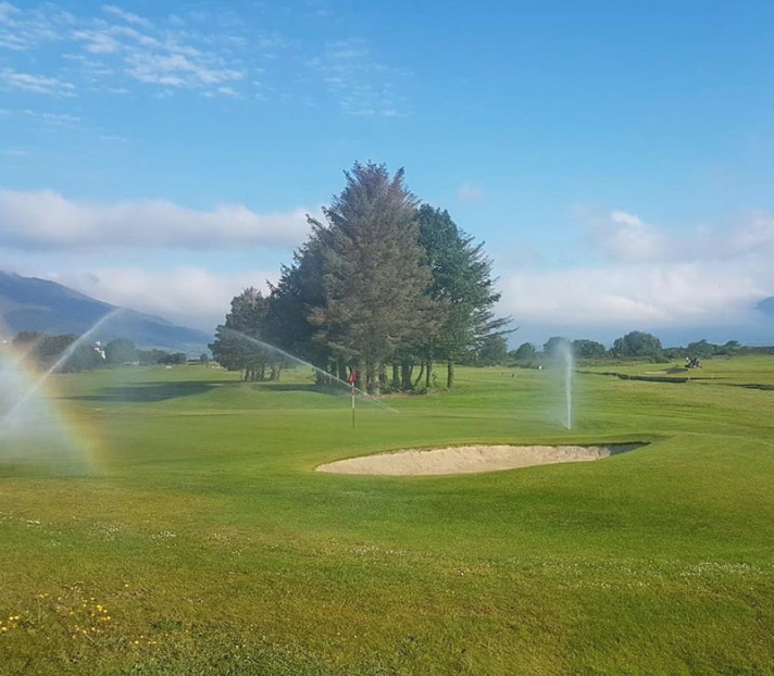 greenoregc's tweet photo. Happy Friday!
'Sprinkler rainbow and blue skies brightening up the morning at Greenore Golf Club' 🌈🌦️
.
.
.
Photo credits to @CarlingfordIRE
•
#greenore #greenoregolfclub #irishgolf #blueskies #junemorning #sprinklers #sprinklerrainbow #golflinks #lochcairlin https://t.co/R4aP3OiqDx
