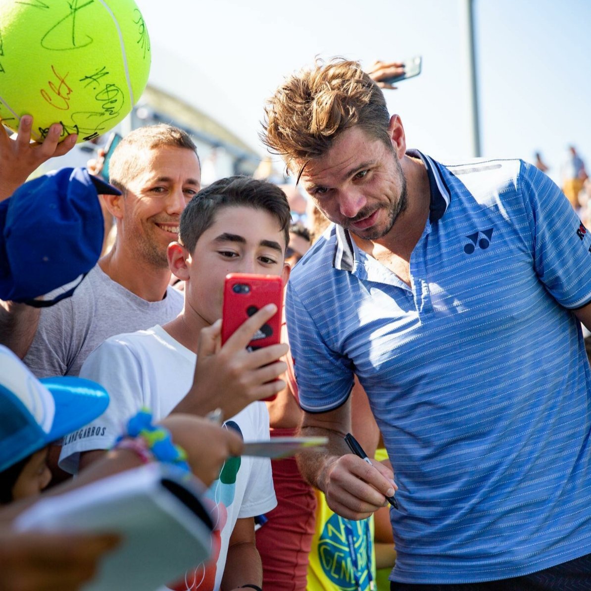chda7777's tweet photo. Fans are loving Stan โฅ๏ธ๐ฅ๐ฅ #PopularMan #ManInDemand #MrNiceGuy #Autographs #Selfies #StanTheMan #Wawrinka #USOpen (first 3 pics via @usopen IG, last one via Stan's instastories) https://t.co/g43az5lvZ1