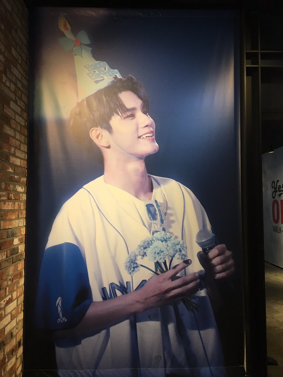 #영원히_빛나는별_옹성우
#B825_옹성우관 
성우로 가득한 동대문 CGV 10층💕💕 성우는 정말 크게 볼수록 더욱 빛나고 멋지고 자체발광하는 것 같아요💖💖 팬아트도 넘~ 이쁘고 금손님들 덕분에 눈이 호강했네요😆💘 옹성우관에 힘써주신 모든 분들께 정말 감사드려요💝💝