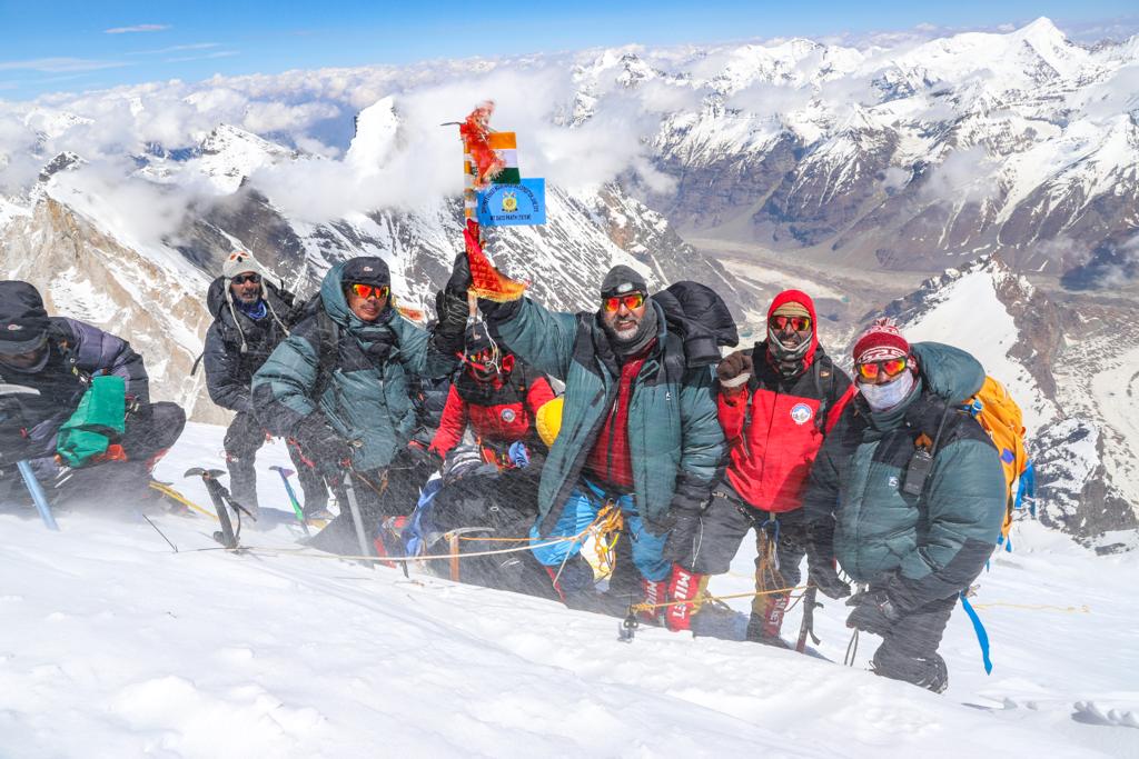 crpfindia's tweet photo. Prelude to the 'Big One': Shri Sunand Kumar, Comdt, the Leader of #CRPF Pre Everest Expedition, Mt Satopanth(7075m) handed over the National and #CRPF flags, the team hoisted on summit, to  Shri Rajeev Rai Bhatnagar, DG #CRPF in the *‘Flag-In Ceremony’*. https://t.co/HYihR3IhyX