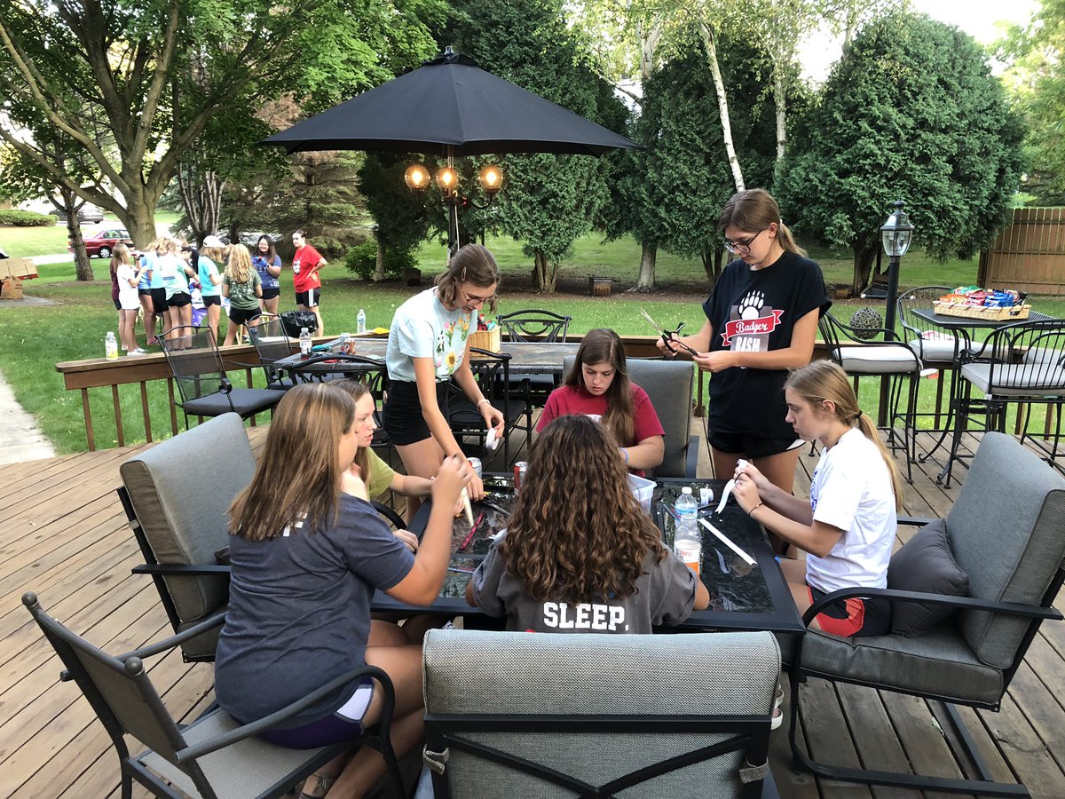 tarcjen's tweet photo. What a great night w/ a wonderful group of kids! @FallsHS Girls Golf hanging out to tie dye team shirts &amp; enjoy a little time together off the course. #FallsPride ⛳️@mfhsgolfguy https://t.co/cHwWrf7bj7
