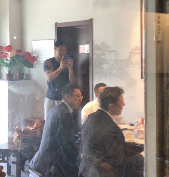 SPCX100T's tweet photo. Tesla CEO @elonmusk had lunch today in one of the famous Baozi shop (Buns restaurant) in Beijing, China 🇨🇳 
“西四包子铺” The restaurant location also very close to NDRC (发改委).

$TSLA #Tesla #China #TeslaChina https://t.co/KDukEnlsKw