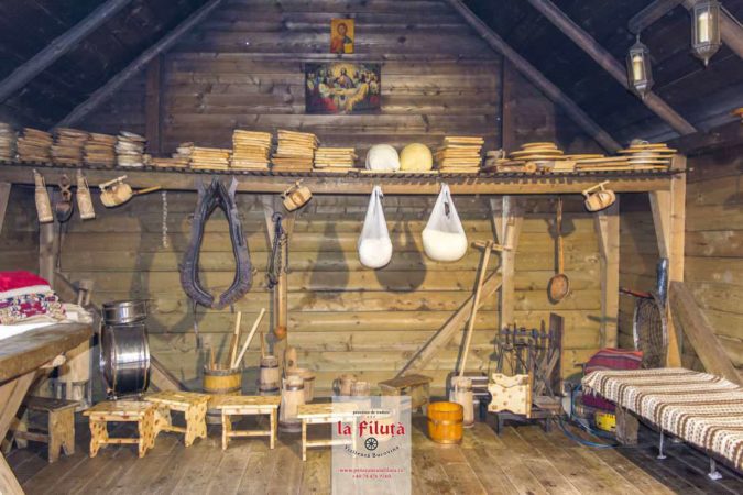 stiridinbucov's tweet image. Cioban de la o stână din Stulpicani plecat la Ceruri.    Polițiștii orașului Frasin au fost sesizați  de proprietarul stânei din comuna Stulpicani, că   unul din îngrijitori a fost găsit  fără suflare.  #GURAHUMORULUI #stana #stulpicani stiridinbucovina.ro/2019/08/30/cio…