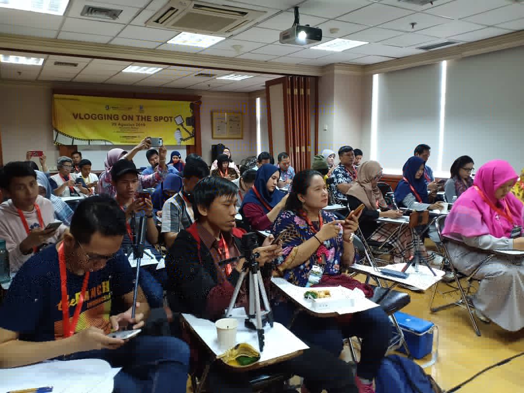 KelasBloggerID's tweet image. Terima kasih teman-teman blogger, terima kasih @raksaonline 
sampai jumpa pada acara berikutnya. Yeay!
#KelasBlogger29 #RaksaOnline #Vlogginonthespot #KelasBlogger