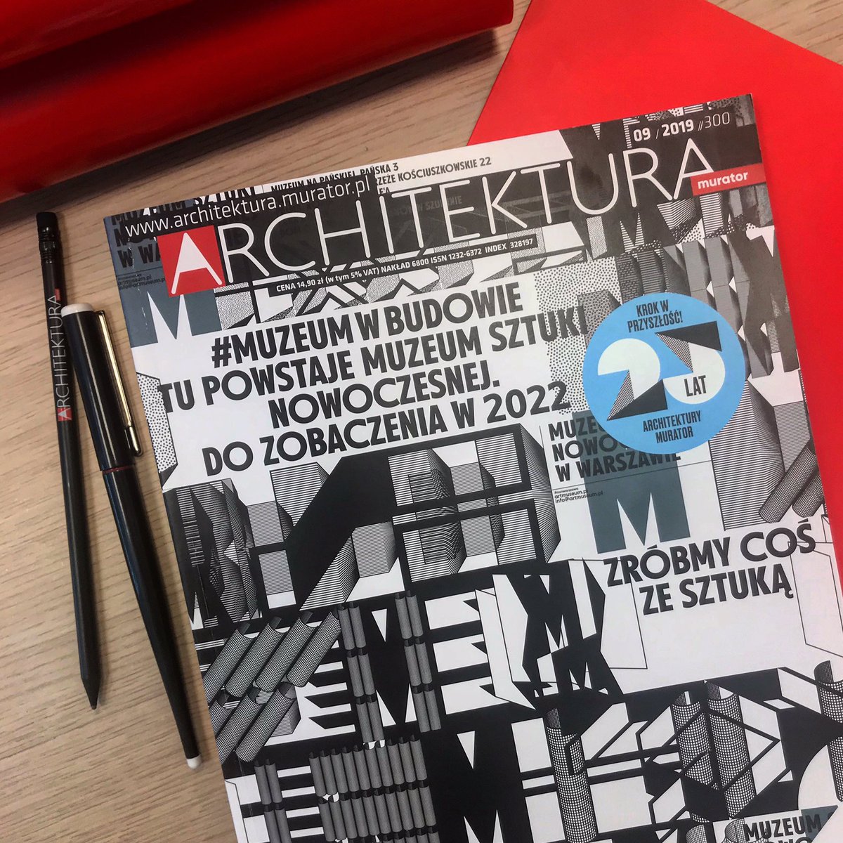 porebska_ewa's tweet photo. W najnowszym numerze  @ArchitekturaMur skrót z  ponad dwudziestoletniej historii @MSN_Warszawa, której meandry skrzętnie notowaliśmy przez te wszystkie lata 💥 A także wizualizacje  i projekt otoczenia. Muzeum autorstwa #ThomasPhifer wreszcie w budowie! https://t.co/B45cS46l5r