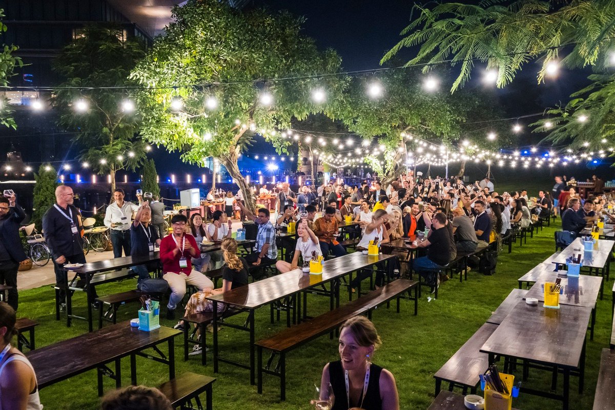 Hanoi Innovation Summit kicked off with an exclusive Icebreaker night. Delegates, speakers, sponsors, partners &amp; Oi finalists gathered around The Lake for an evening filled with mind-boggling entertainment, stimulating discussions and a sumptuous buffet.📸 bit.ly/2L8g55x
