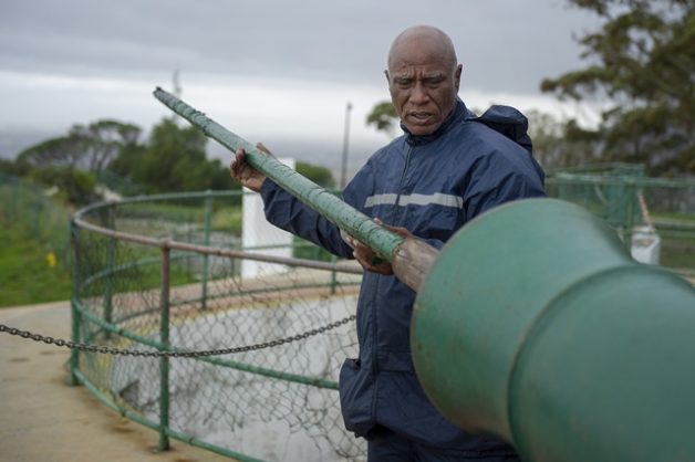 discoverctwc's tweet photo. Today, Cape Town’s noon day gun officer, Chief Petty Officer Dudley Malgas, will fire it for the last time after 20 years of service. Wishing you a happy retirement! #CTnoongun #capetown #discovcerctwc #nowherebetter https://t.co/KyqYklhg8w