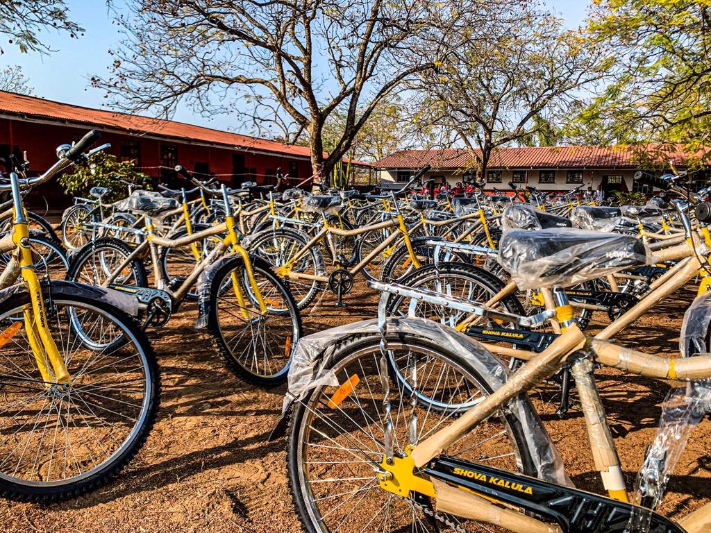 Today I handover 452 bicycles to learners from 10 schools in Vuwani. 

The Shova Kalula Bicycle Programme is one of the Department of Transport’s interventions to deal with scholar transport challenges in the country.