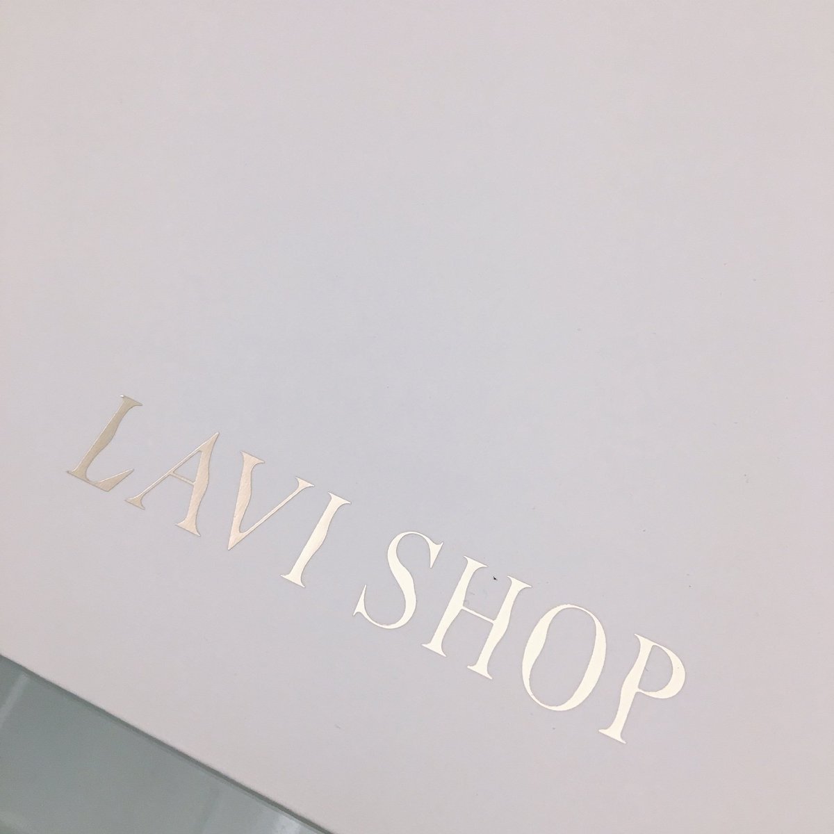 LS_harajuku's tweet photo. 実用性抜群のショッパー
ロゴが金の箔押し、持ち手がリボンで高級な仕上がりです✨

記念にはもちろん
普段のサブバッグやギフト袋にも♡

4枚セット¥1000+tax
（閉店セール対象です）
※無くなり次第終了となります https://t.co/pqFmWJzbzC