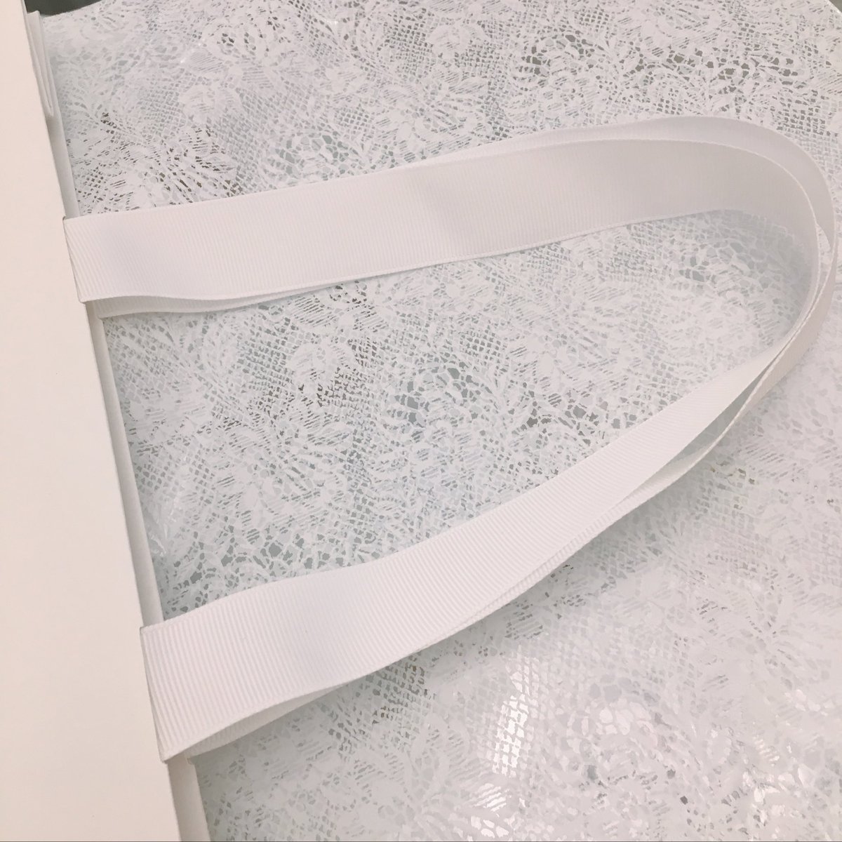 LS_harajuku's tweet photo. 実用性抜群のショッパー
ロゴが金の箔押し、持ち手がリボンで高級な仕上がりです✨

記念にはもちろん
普段のサブバッグやギフト袋にも♡

4枚セット¥1000+tax
（閉店セール対象です）
※無くなり次第終了となります https://t.co/pqFmWJzbzC