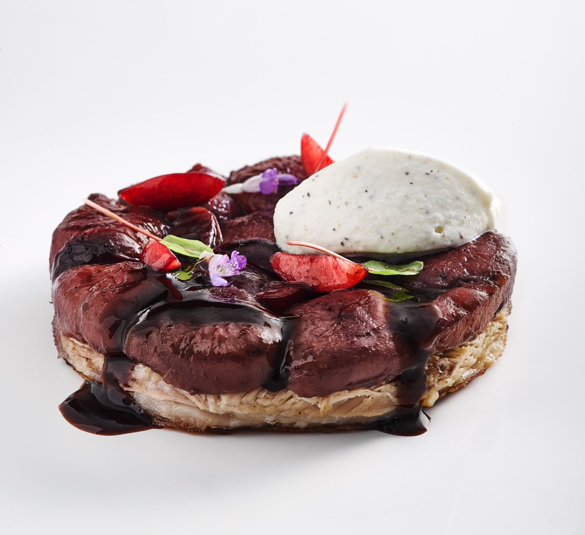 Tatin de garrí amb naps al vi negre i crema de clau • Tatin de cochinillo con nabos al vino tinto y crema de clavo • Suckling pig tarte tatin with turnips in red wine and clove cream.
#giveitatwist