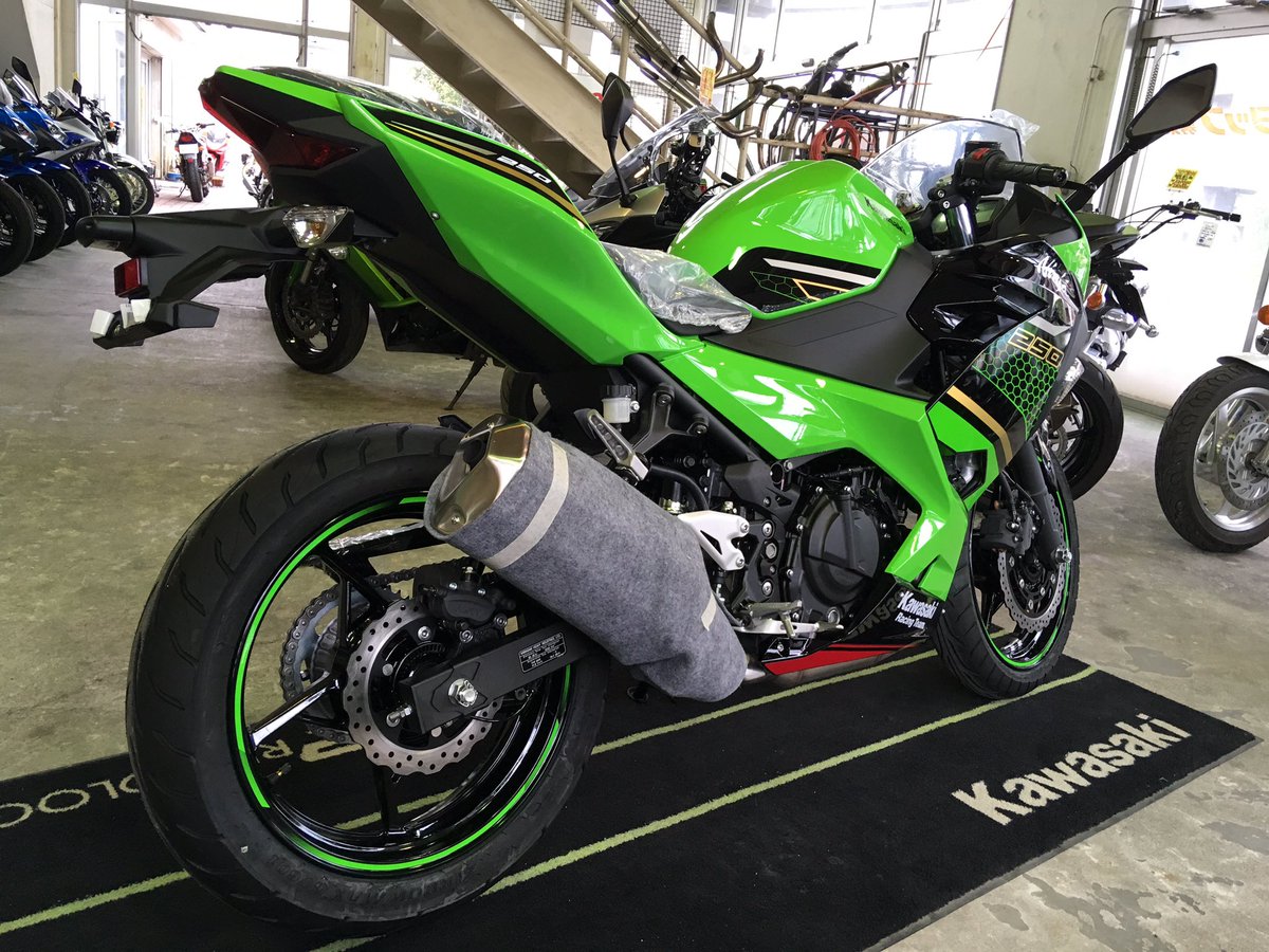Kplazamiyazaki's tweet image. #KAWASAKI 
#Ninja250 #KRTedition
新色入荷しました‼️
来月いっぱいまでに購入頂ければ、8耐の優勝記念Tシャツが貰えるキャンペーンも🎶
是非是非御来店下さい🙇

#野町モータース #宮崎 #バイク
