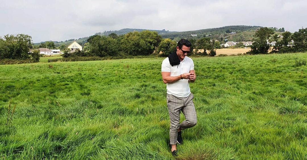 FanLukeEvansFr's tweet photo. IG de Luke:
[Happy Friday peeps!#greenfields #imnottexting #nature #fridayfeeling #friday #green]
#lukeevans #luketeers https://t.co/iaU7hJ11Lr