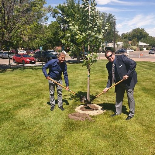 ErjavecKarl's tweet photo. Obisk  slovenske skupnost v #Pueblo, #Colorado skupaj z županom Puebla #MayorNickGradisar in simbolna zasaditev  lipe🌳 v tamkajšnjem parku.
#KarlErjavec #MORS #LIPA #skupnost #vezi https://t.co/2Vn9A8zkgC