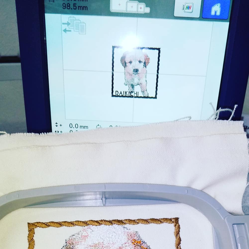 ACTIVE_KUMEJIMA's tweet photo. 生後1ヶ月半頃の大吉の写真使ってフォトステッチやってみた。ミシンと刺繍ソフトは超優秀だが扱う私がアレなんで課題は多い。
なにしろ大吉が刺繍で表現しきれないかわいらしさ!
#ブラザー #PR670e
#看板犬 #イーフビーチ https://t.co/pQtwK6wgkU