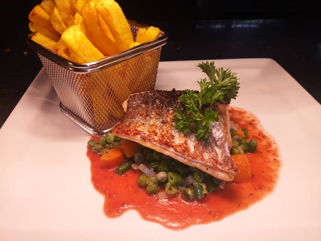 Lunch never got more delicious than our Pan Grilled Salmon, served with fries. It goes down well with vegetable rice too, but hey, the choice is all yours😋!

#food
#tastebuds
#xperiencejinja

👨🏾‍🍳 #JinjaSailingClub