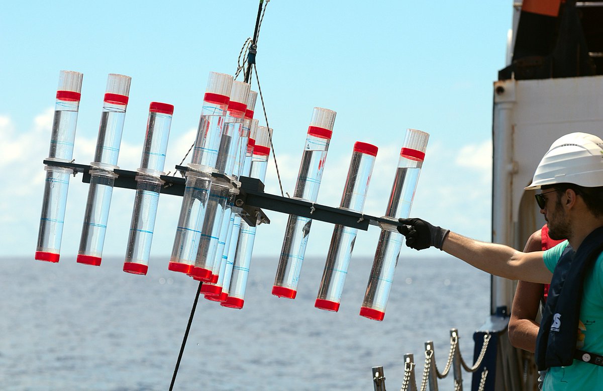 GEOMAR_en's tweet photo. News from the expedition #POS536:
With drifting #sedimenttraps the researchers of the expedition try to find out how much #plastic sinks in the #Atlantic from the surface into #deepsea.
You can get more information in this blog post:
https://t.co/WdEUeH5YsF https://t.co/DCXs8Pv0pz
