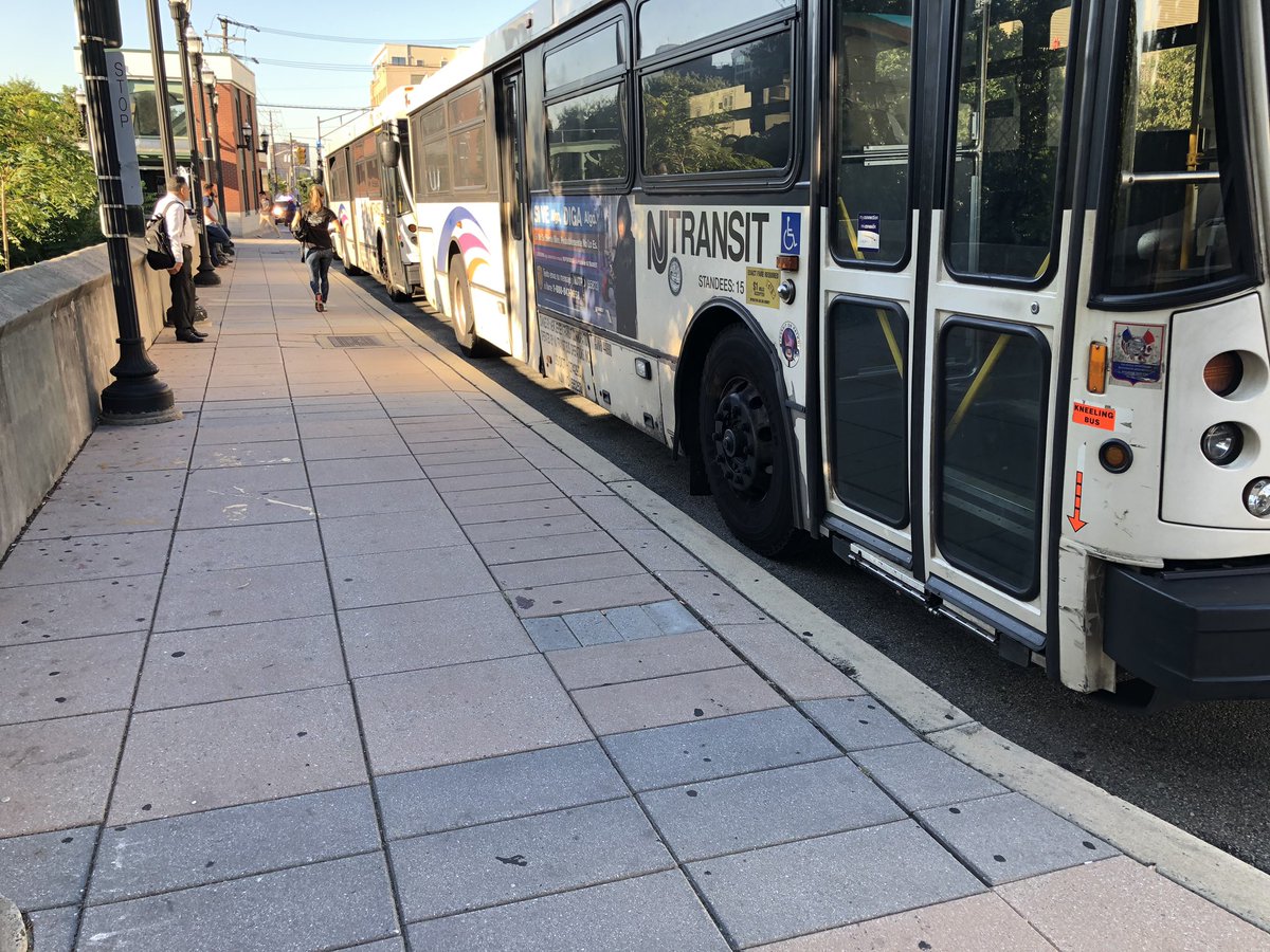 monsterbunnie's tweet photo. @NJTRANSIT_NBUS three buses between the 119 and 123 just skipped the Congress street HBLR bus stop entirely including the #5285 because you have too many idle buses parked here in the past 10 minutes; about 10 passengers here waiting https://t.co/FNu1As84cr