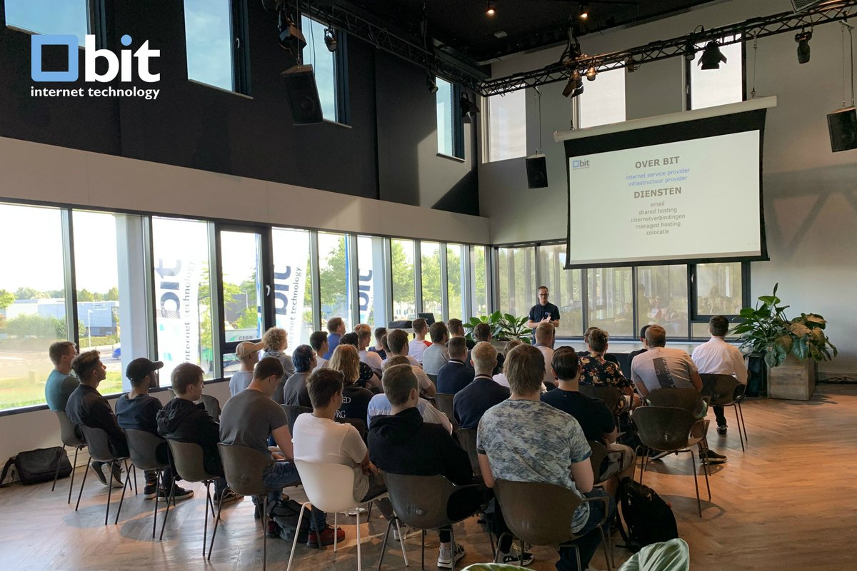 🌐 | Vandaag waren er studenten van het @rocgraafschap op bezoek voor een gastles over de werking van het internet én een rondleiding door onze datacenters. Bedankt voor jullie komst! Ook een rondleiding organiseren? 👉 bit.nl/rondleiding #internet #bgp #ipv6  #rocgraafschap