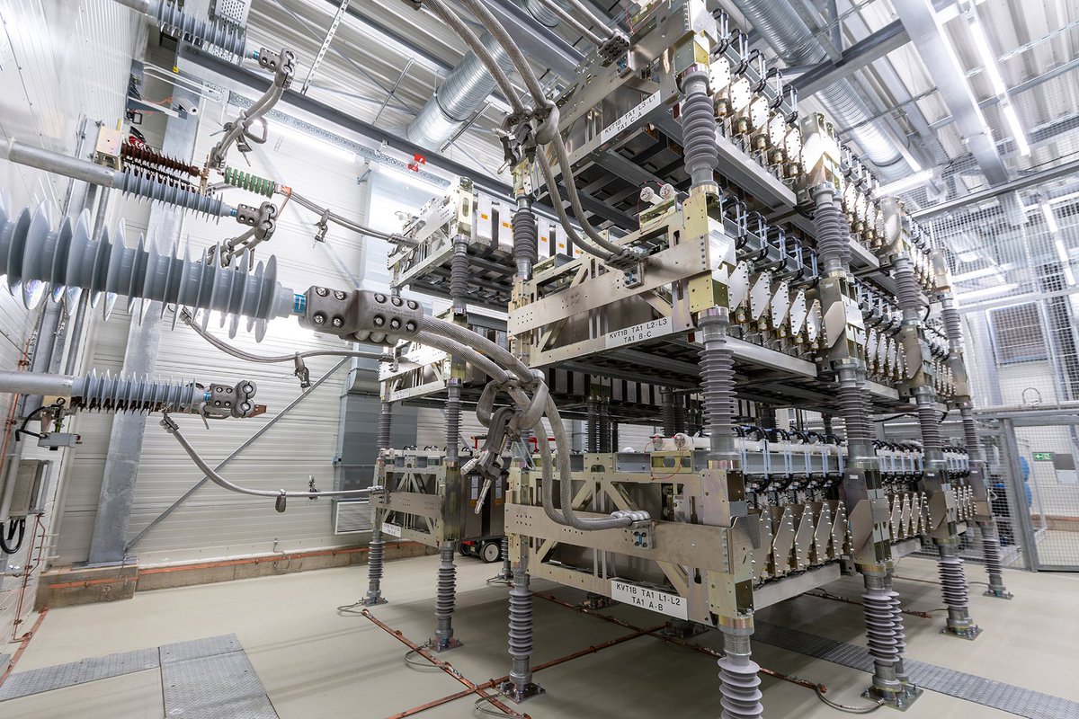 Siemens_Energy's tweet photo. STATCOM Milestone achieved! Discover how we support the #powersupply of the Greater #Frankfurt area with two reactive compensation systems successfully running in test operation since December 2018: 🗲https://t.co/JgT9nrllhY 🗲 https://t.co/phmbjXhwwZ