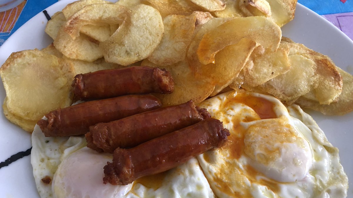 gestadella's tweet photo. He ido a comer a casa de mi abuela (como cada semana). Y nada más llegar me ha dicho: “te esta saliendo barriguita”, acto seguido me ha puesto este plato. Las abuelas patrimonio mundial, YA. https://t.co/4V3PRFvkDZ