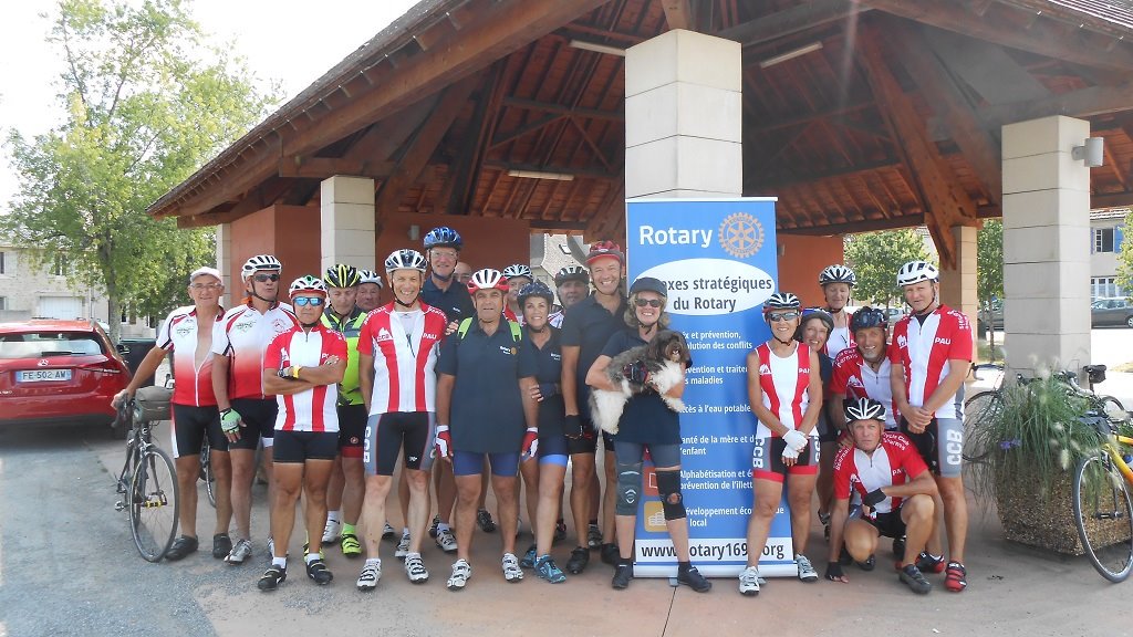 CcbCyclo's tweet photo. Le mercredi 28 août le CCB a accompagné depuis Arzacq six cyclistes de BAYEUX qui ont organisé un parcours jusqu'à Pau (900 km en 10 étapes) dénommé « Le méridien de Guylaine » pour venir en aide à une jeune dame victime du syndrome d'Ehlers-Danlos. https://t.co/BArmLzIo2o