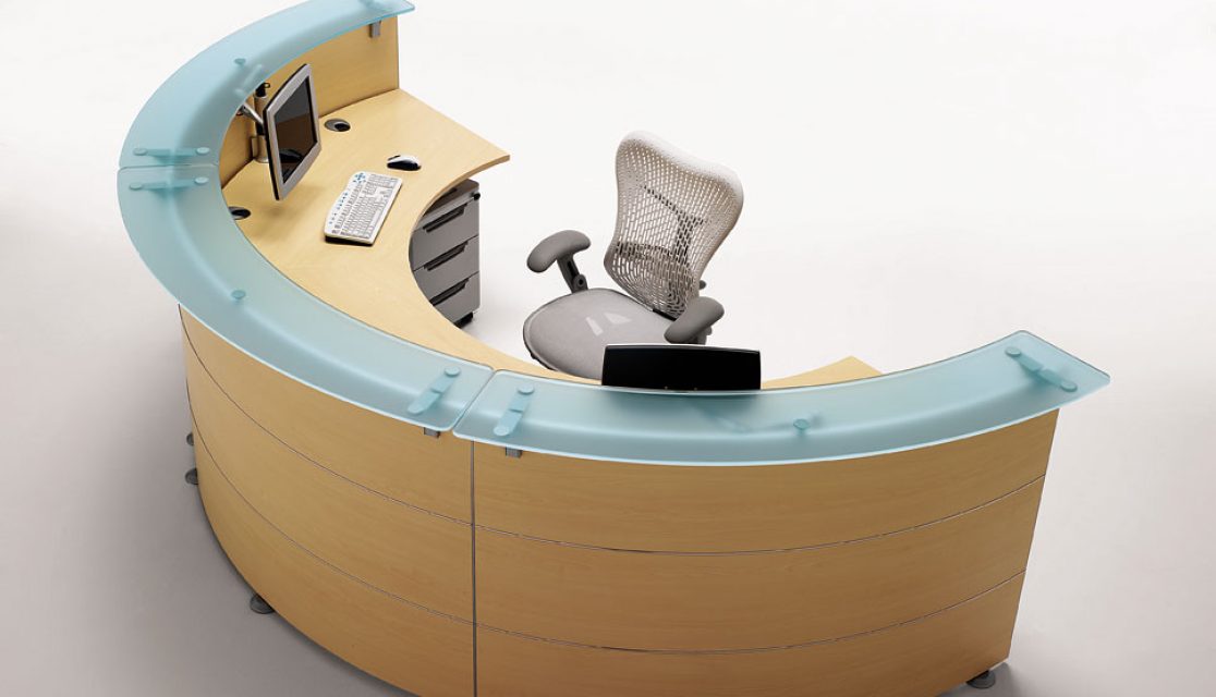 lambdatres3's tweet image. ¡Linealidad envolvente! 😍 Las líneas suaves de la recepción Abako no separan, sino que diseñan volúmenes. Es una línea de #mostradores de #oficina dedicada a la acogida funcional, al diálogo y a la operatividad👌 ow.ly/rEyo50vP3ZY