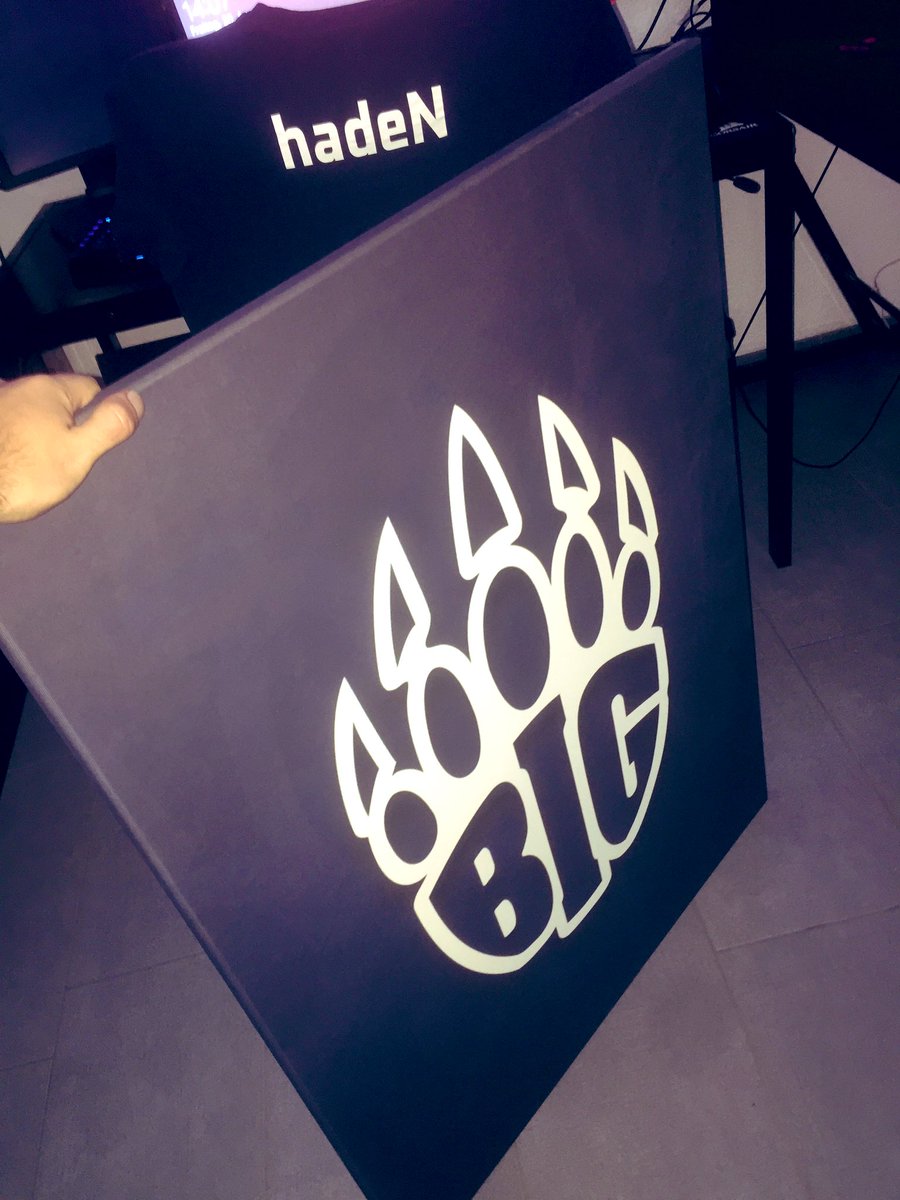 lehaden's tweet photo. 💥 GIVEAWAY 💥 
BIG Fans aufgepasst! 
Nach dem Umbau verlose ich nun meine SELFMADE BIG Leinwand! 
Oben drauf kommt, dass alle BIG Spieler unterschreiben werden🤩

How to join? 

✅ Follow @BIGCLANgg 
✅ Follow @LeHaden 
2⃣ Tag Two Friends 
🔁 Like&amp;Retweet 

GL&amp;HF #GoBIG https://t.co/hGqVc8Nltl