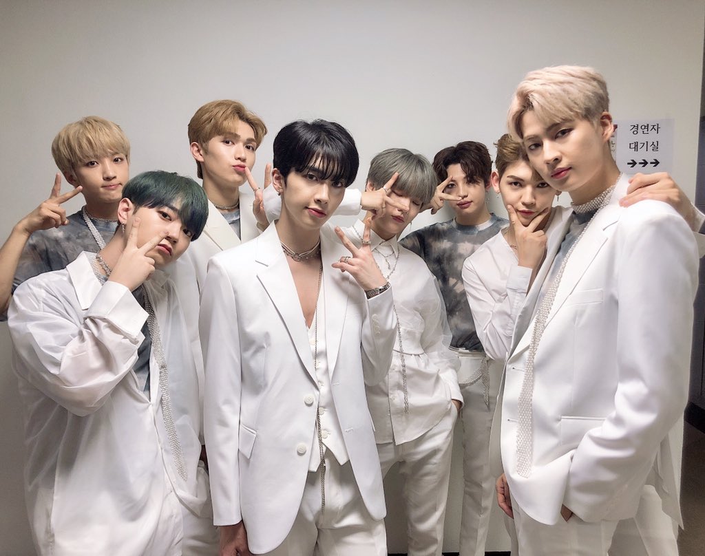 UP10TION's tweet photo. [#업텐션] 오늘은 KBS2 #뮤직뱅크 🕺🏻 
일찍부터 보러와줘서 고마워요💛 
본방사수 하면서 한번 더 텐션이들과 함께 텐션~업!!!

#UP10TION #Your_Gravity #KBS2 
#뮤직뱅크 #본방사수 🍯🔟 https://t.co/s9x1PqYtJY