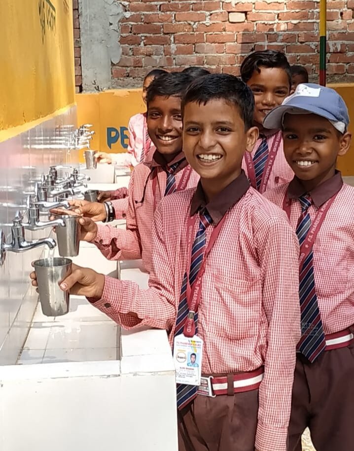 Happiness is having access to safe drinking water at school.

Schools across #UttarPradesh are transforming under operation kayakalp to become safer, healthier spaces for students, like this one in Maharajganj.

#ForEveryChild, safe drinking water