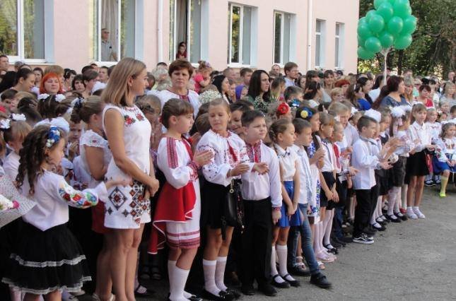 AzarovNikolay_'s tweet photo. Все укропатриоты на росс. каналах упорно доказывали, что русский язык нигде не притесняют.

Однако в русскоязычном Славянске Донецкой обл. первоклашек с 1 сентября начнут «ломать» мовой.

В Славянске в этом учебном году не будет ни одного первого класса с русским языком обучения. https://t.co/epuka85Xnp