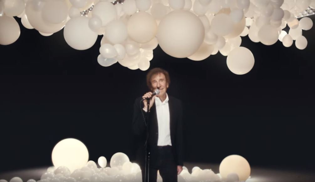 RFIMusique's tweet photo. 🎥 11 ans après son dernier #album, Alain Souchon est de retour ! Découvrez le très beau #clip "Âme Fifties", extrait de son prochain disque à paraître le 18 octobre prochain >>> https://t.co/gU7zNxwqKB https://t.co/Tpa2i1SO4m