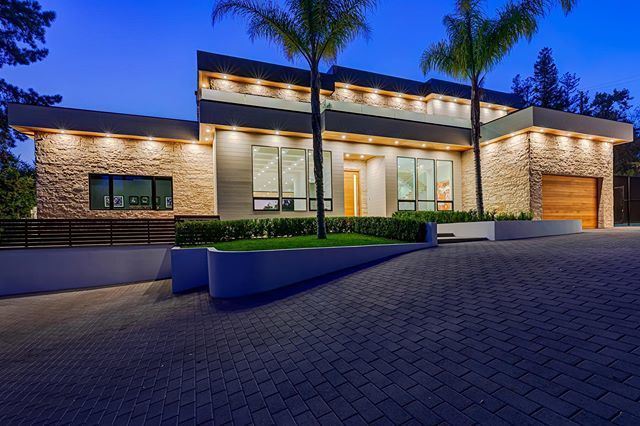 waynefordfilms's tweet photo. Architectural Gem in Encino, coming soon from @chrislucibello &amp; @therealestatenoreiga ! #architectural #architecture #home #celebrityhome  #home #luxury #modernhome #contemporaryarchitecture #dreamhome #encino #losangeles #nightphotography #realestate #m… https://t.co/tKiiWEMUJy https://t.co/XnhUOCjgcs