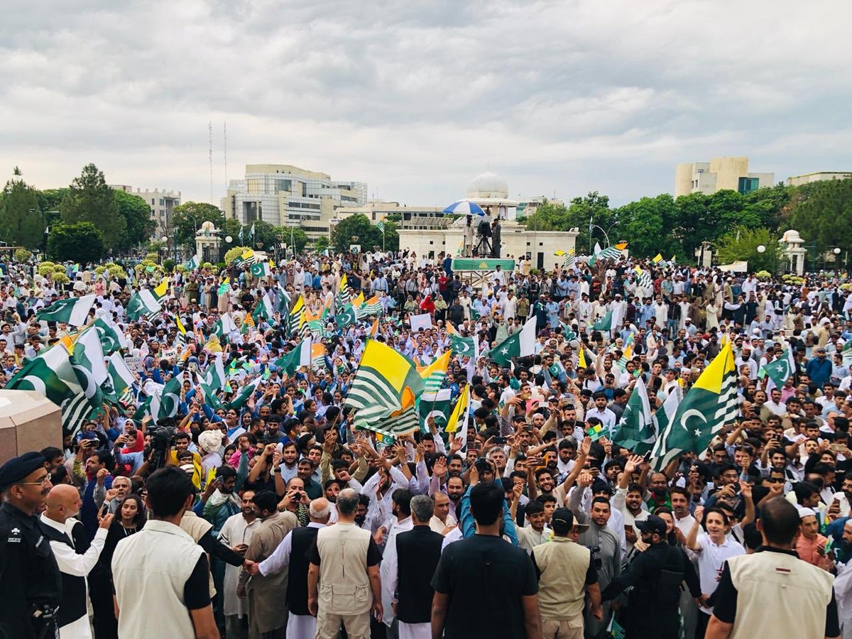 Umarhere73's tweet photo. Maybe the biggest protest in the history of Pakistan. #OneVoiceOneNation #KashmirHour https://t.co/YSqDHgwL9d