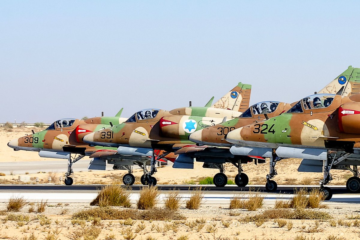 FOTOgrAAMA's tweet photo. Esta vez José Luís Celada @joseluiscel nos envía estas estupendas fotos 📷 para el recuerdo de los #A4 #Skyhawk #Ayit antes de su retirada del servicio el 15 #Diciembre 2015 @IAFsite #IAFsite #planespotting #avgeeks #AvGeek #spotter #FOTOgrAAMA @AmigosMuseoAire #amigosmuseoaire https://t.co/R3AGSaamg0