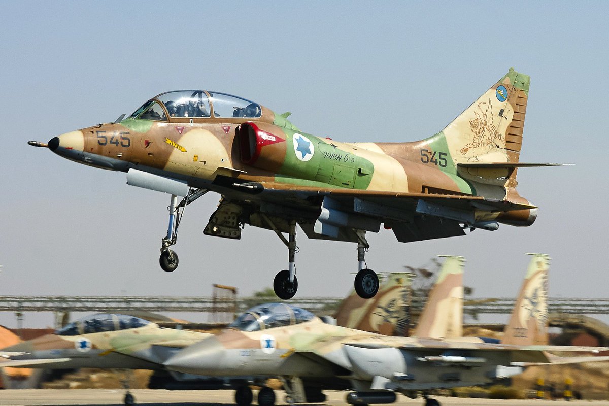 FOTOgrAAMA's tweet photo. Esta vez José Luís Celada @joseluiscel nos envía estas estupendas fotos 📷 para el recuerdo de los #A4 #Skyhawk #Ayit antes de su retirada del servicio el 15 #Diciembre 2015 @IAFsite #IAFsite #planespotting #avgeeks #AvGeek #spotter #FOTOgrAAMA @AmigosMuseoAire #amigosmuseoaire https://t.co/R3AGSaamg0