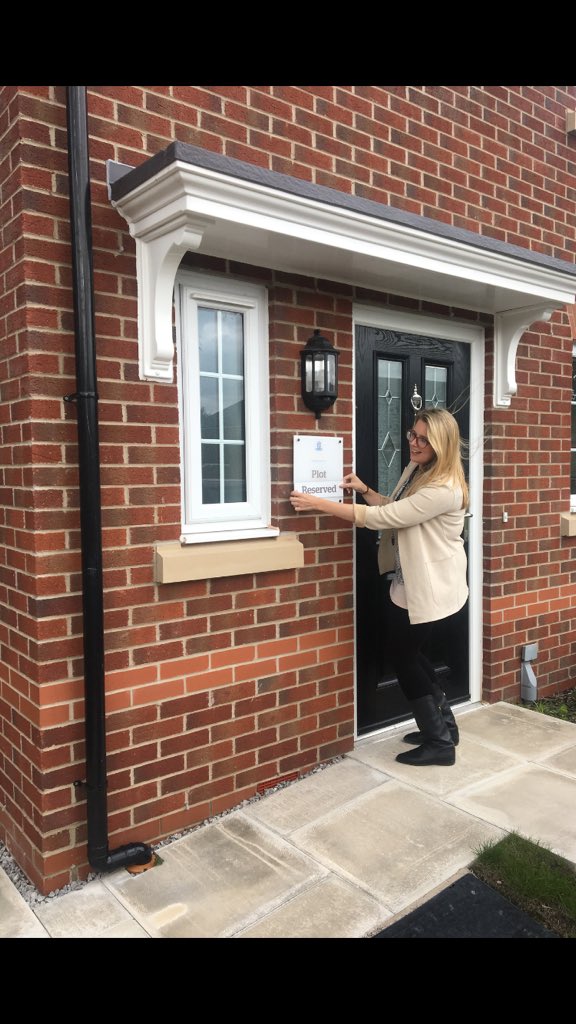 I had some very happy purchasers yesterday sticking their reserved stickers on their new property on our Bluebrook development!! <a href="/WeAreRedwing/">Redwing</a> #bluebrook #redwing #helptobuy #ilovemyjob 🏡🍾☺️