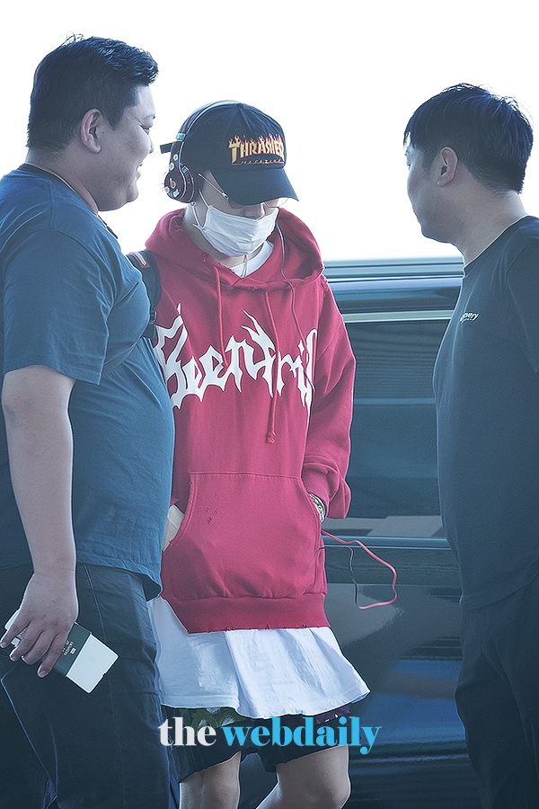 [PRESS PHOTOS 📸] BOBBY at Incheon Int'l Airport going to Jakarta, Indonesia for Asian Sound Syndicate Vol 1 tomorrow, August 31 #iKON #아이콘 #바비 @YG_iKONIC @bobbyranika