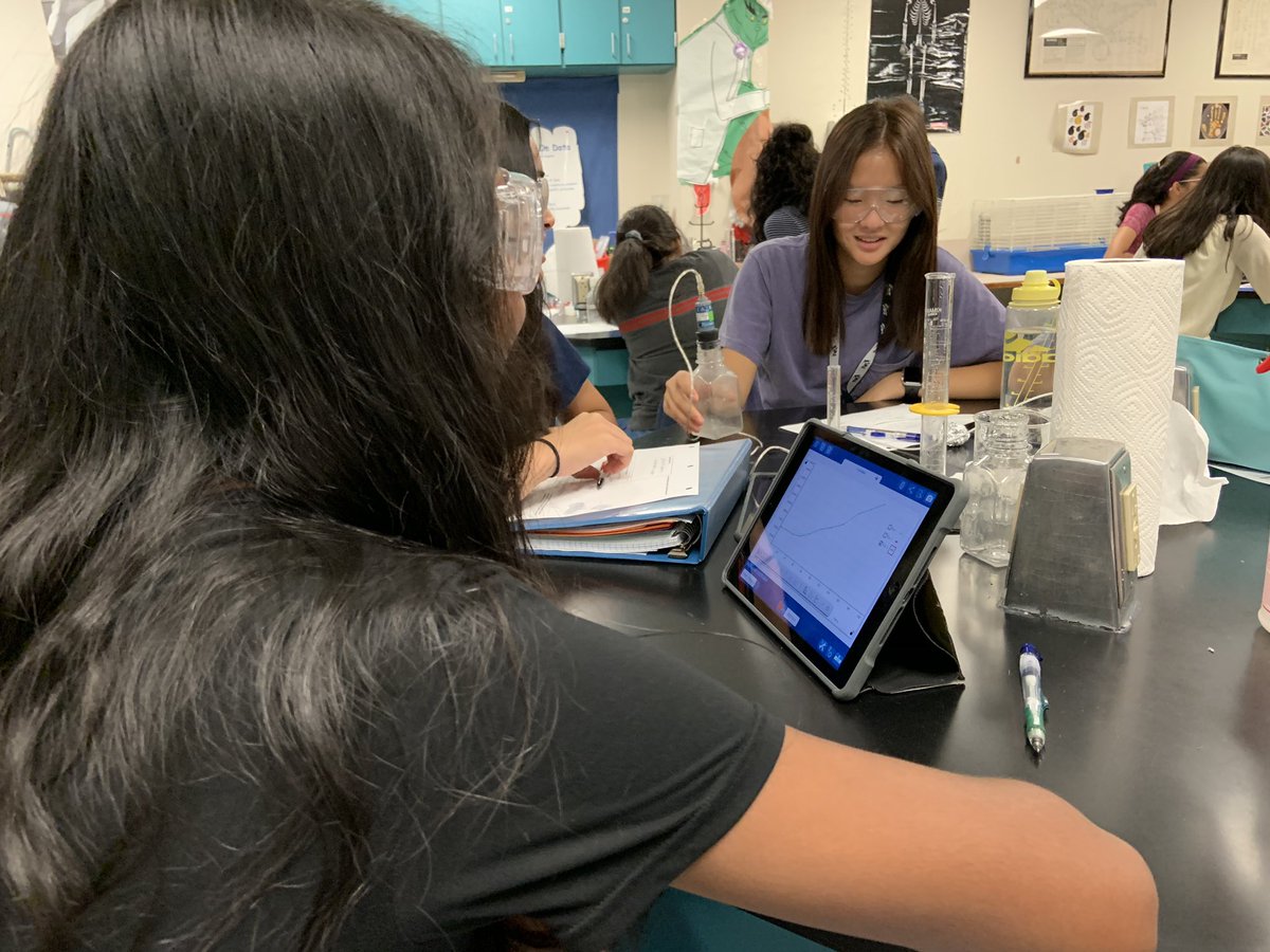reneewilson25's tweet photo. Rxn Rate Enzyme lab in #FMHSapbio. We used @pascoscientific oxygen sensor and were having so much fun we were surprised when the bell rang for class end @FlowerMoundHS @FMHS9 #letsdosomescience #STEM https://t.co/O8Xlj8FFa2