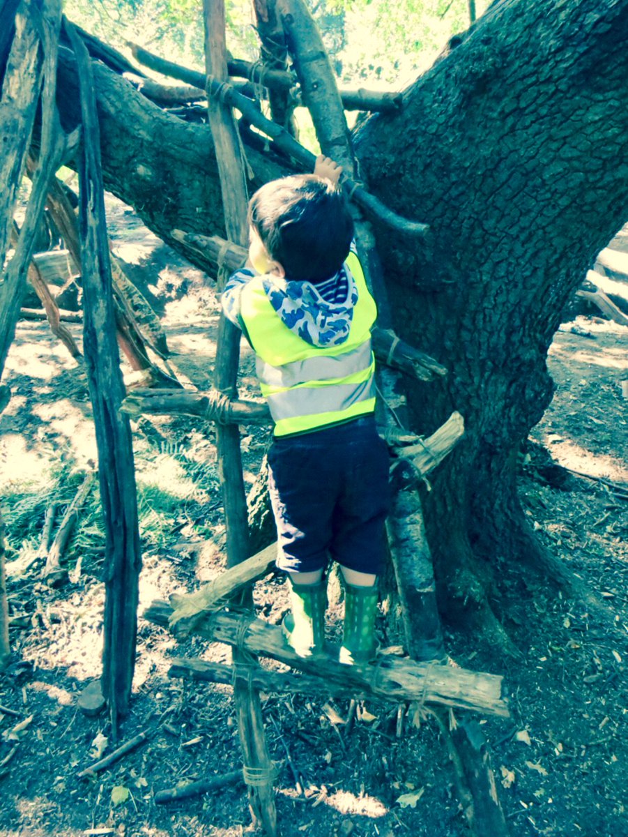 Imaginationps's tweet photo. A dose of imagination is all you need to enjoy natureβs most beautiful creations. #natureisthebestteacher #sw18mums #Southfields #wimbledonvillage #batterseaexchange #batterseapark #outdoorlearning https://t.co/bwhBAKBsra