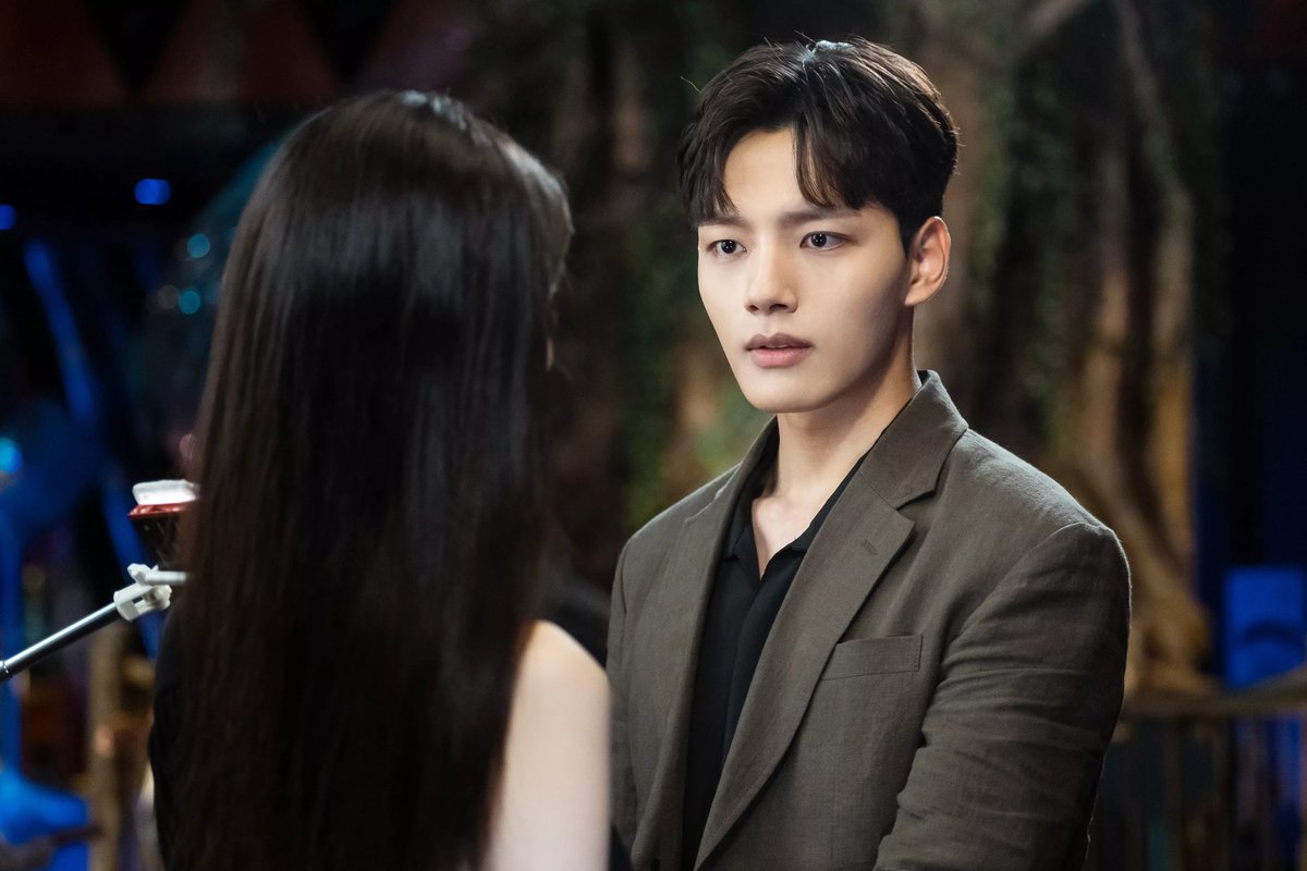 Пентагон группа евон. Чжоу чанг. Дорама отель дель луна отель. Ё чан гю. Чан манволь отель дель луна.