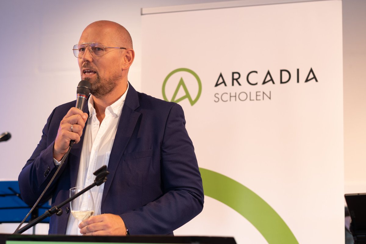 deroeckie's tweet photo. #sjca is lid van de nieuwe scholengroep #arcadia @HLN_BE @_leuven @DSKAarschot @rob_televisie @_aarschot @StadAarschot @KathOndVla  #onderwijswerkt #aarschot https://t.co/SyX8cjFduB