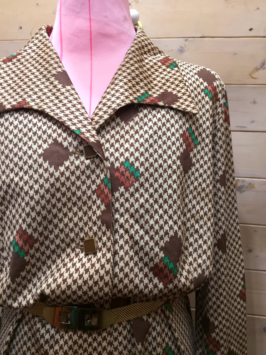 ট ইট র 古着処丸実商店 秋物ワンピース ブラウン 千鳥格子に秋色三色千鳥格子レトロワンピース 大ぶりな襟にフラットなスカートが大人っぽいデザイン タートルを下に着て秋のワンピーススタイルを楽しんじゃいましょ サイズ等お気軽にお尋ね ট ইট র 古着処丸実商店 秋物ワンピース ブラウン 千鳥格子に秋色三色千鳥格子レトロワンピース 大ぶりな襟にフラットなスカートが大人っぽいデザイン タートルを下に着て秋のワンピーススタイルを楽しんじゃいましょ サイズ等お気軽にお尋ね