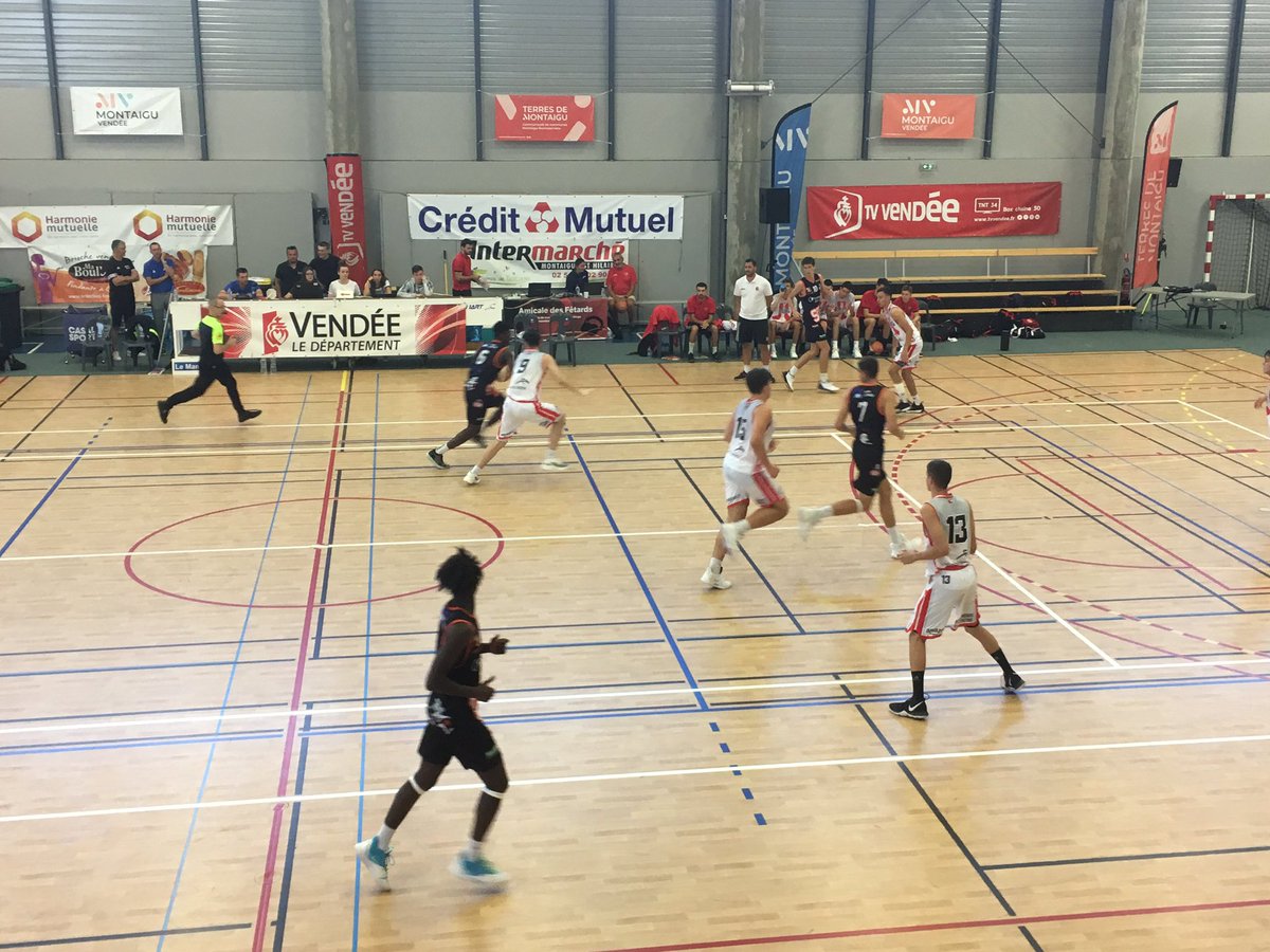 TVVendee's tweet photo. Début du tournoi @cadetsnations avec les meilleures équipes françaises de #basket de la catégorie U18 à Montaigu, Treize-Septiers St-Hilaire-de-Loulay et La Guyonniere. @Terres_Montaigu https://t.co/MKw0PM82Cz